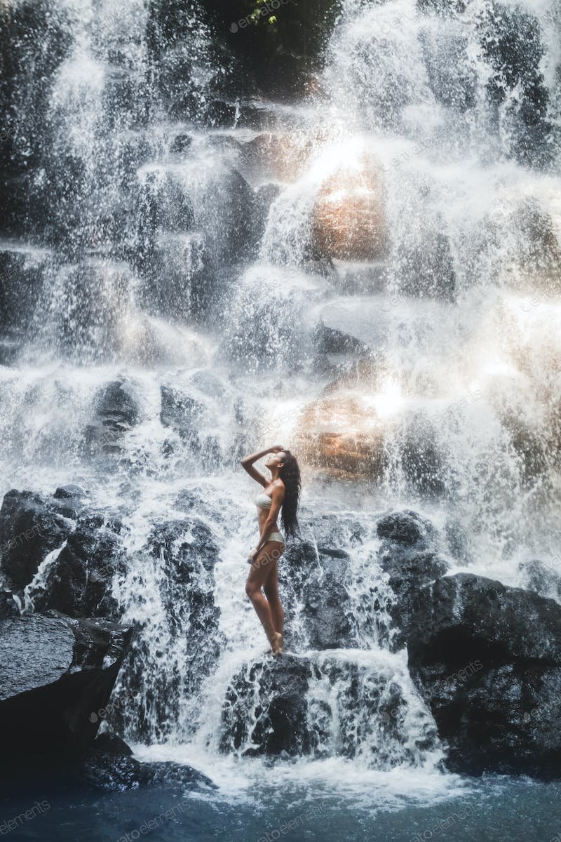 Мужская фотосессия у водопада