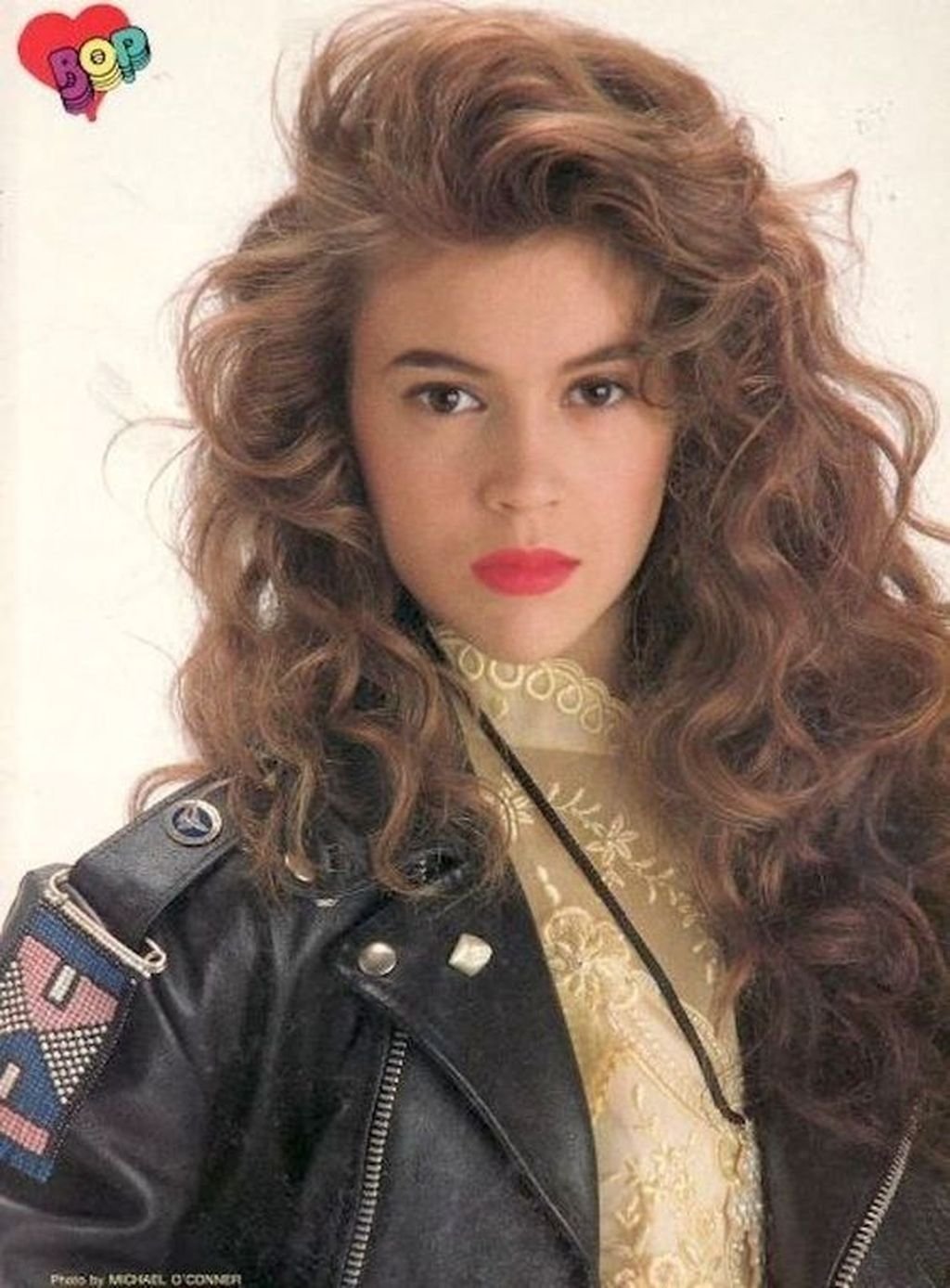 Прически 90х. Алисса Милано в 80е. Alyssa Milano 1990. Alyssa Milano 1980. Hairstyles 80s 90s.