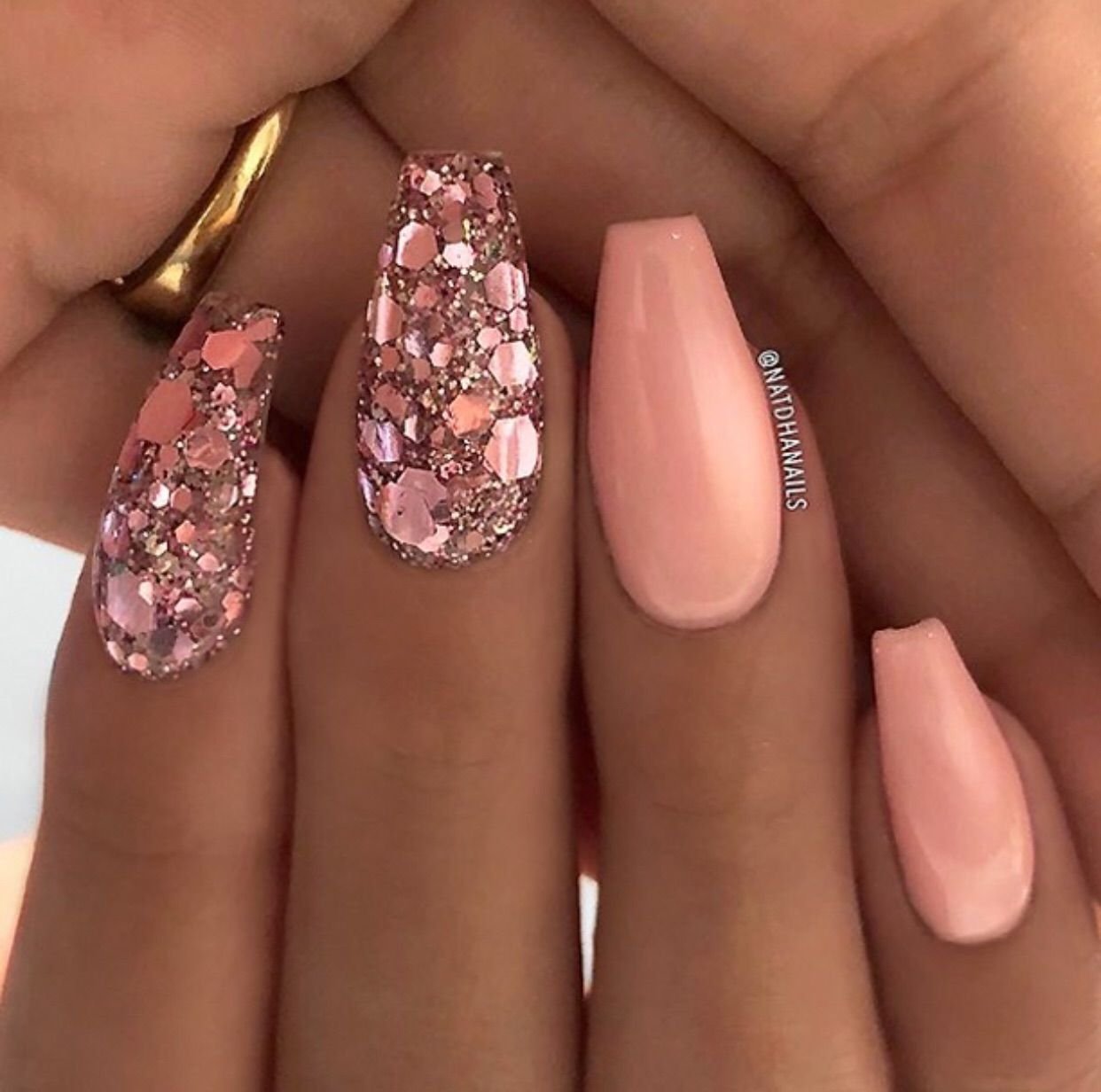 Ногти розовые золотые. Красивые блестящие ногти. Персиковый маникюр с блестками. Персиковые ногти с блестками. Маникюр розовый с камушками.