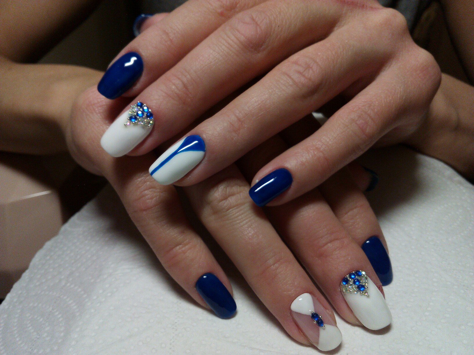 Френч молочный синий. Маникюр синий с белым. Синие ногти со стразами. Синий маникюр со стразами. Ногти синие с белым.