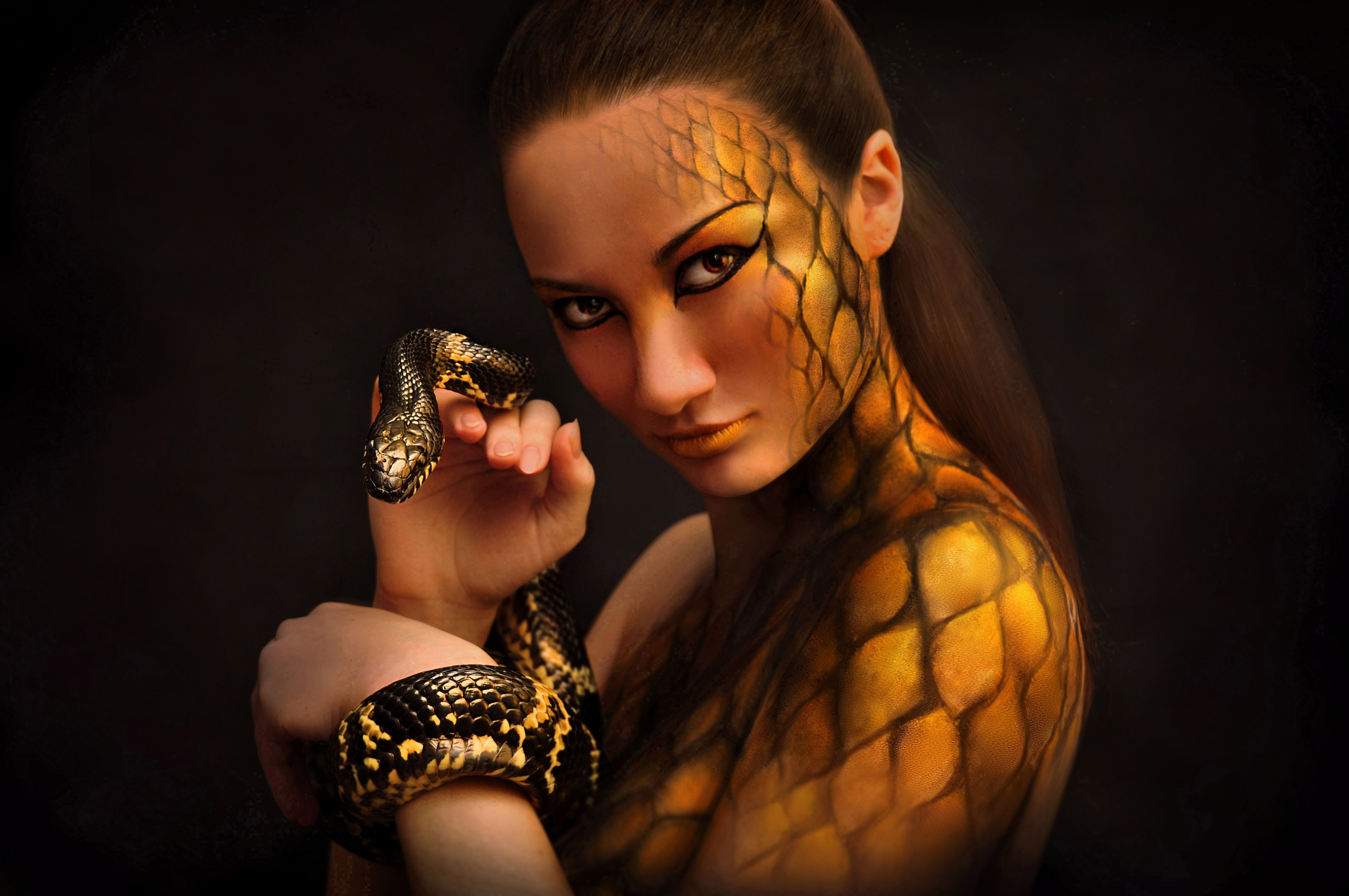 Женщина змея видео. Шахмаран Королева змей. Девушка змея. Девушка в чешуе. Девушка Кобра.