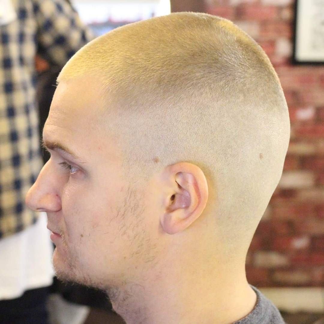 Стричь налысо в год. Фейд налысо. Buzz Cut Mohawk стрижка. Полубокс фейд лысый. Короткий фейд лысый.