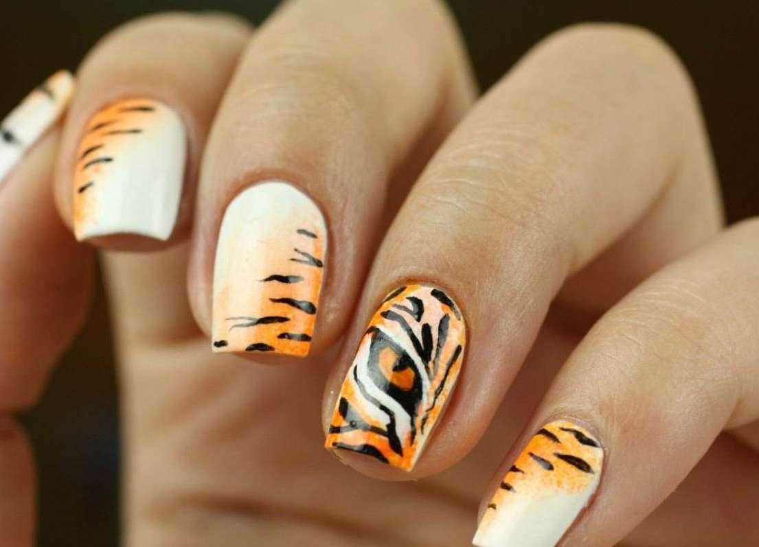 Тигровые ногти дизайн. Тигровые ногти. Маникюр с тигром. Дизайн ногтей тигровый. Ногти с тигровым принтом.