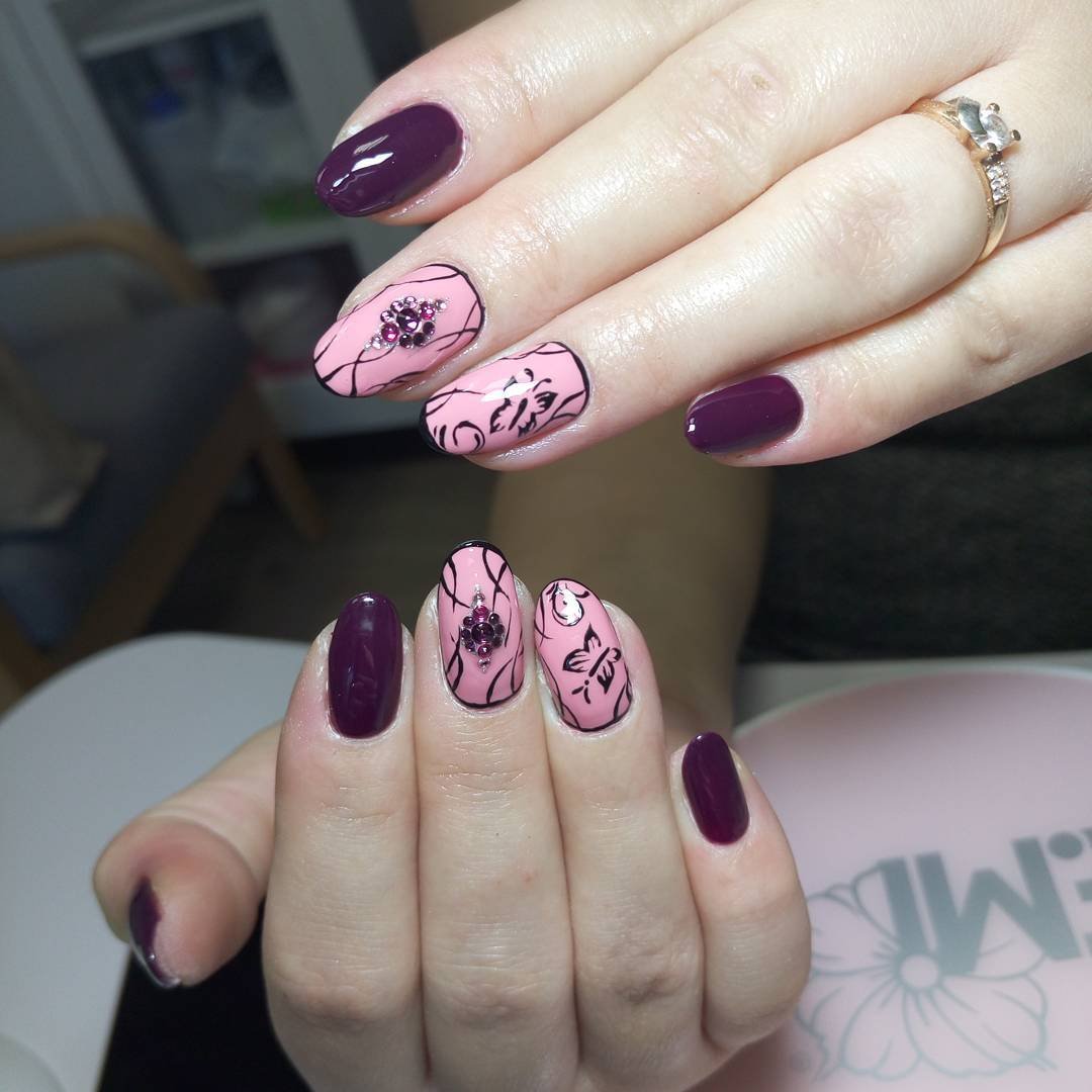 Фиолетовый маникюр на овальные ногти со стемпингом
