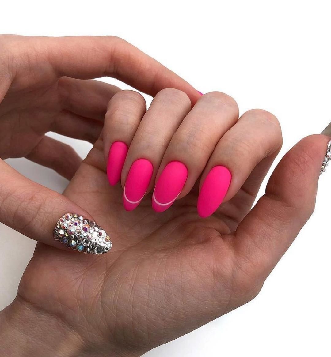 Розовый ногти на руках. Ярко розовые ногти. Яркие розовые ногти. Розовые матовые ногти. Яркий розовый маникюр.