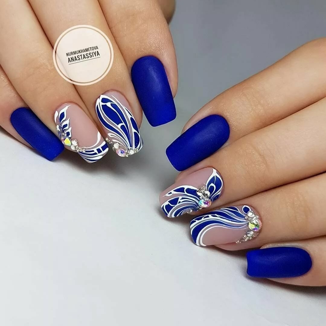 Названия дизайнов ногтей. Синие ногти. Дизайн ногтей синий. Синие ногти маникюр. Маникюр синий с белым.