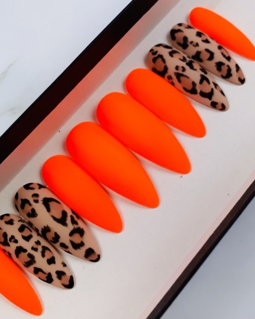 Оранжевый леопардовый маникюр