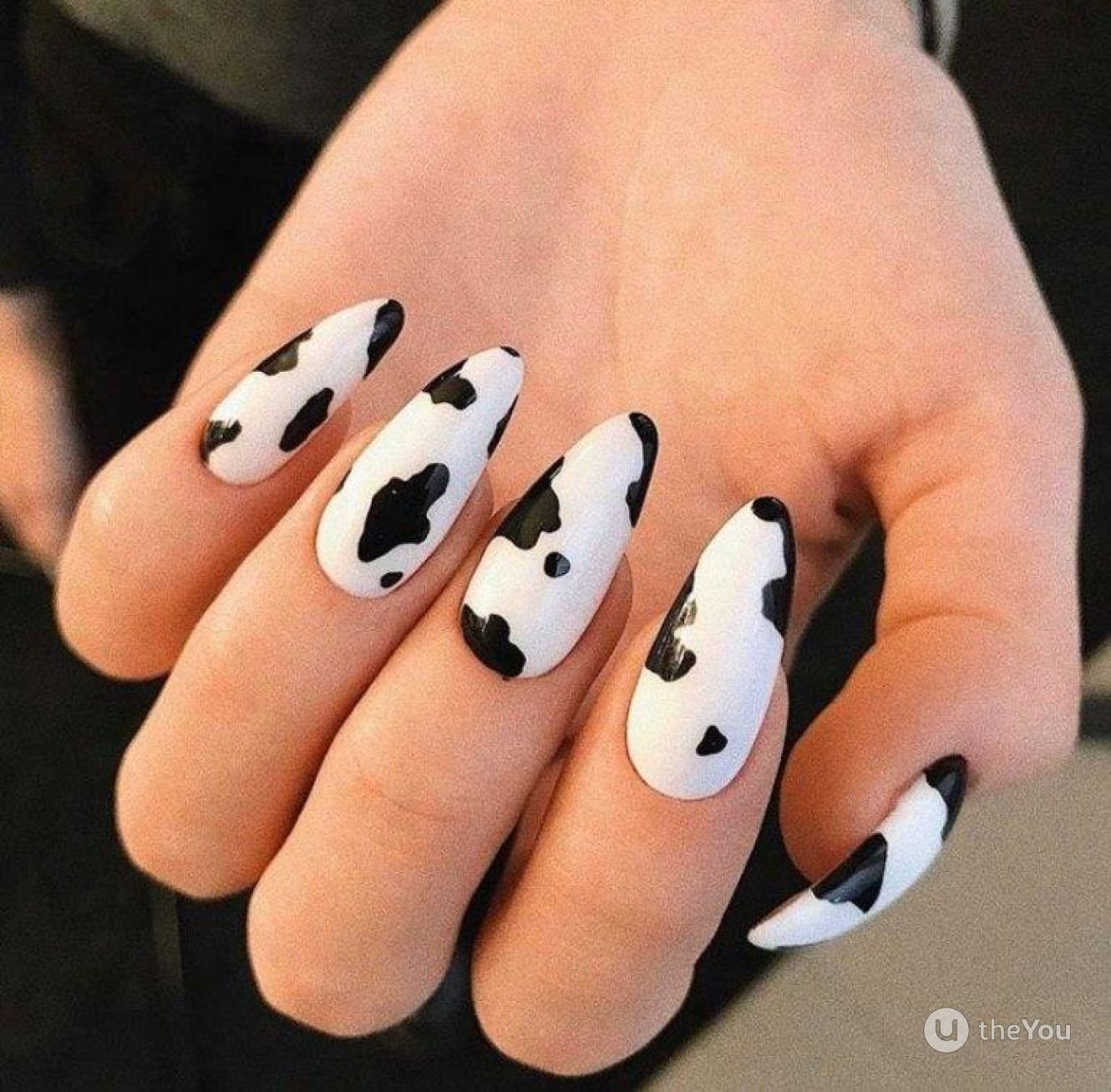 Дизайн коровка. Ногти в стиле коровы. Маникюр с коровьим принтом. Маникюр дизайн корова. Ногти коровка.