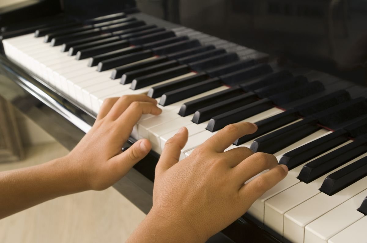 Игры пианино руками. Руки пианиста. Руки на пианино. Фортепиано. Руки на фортепиано.