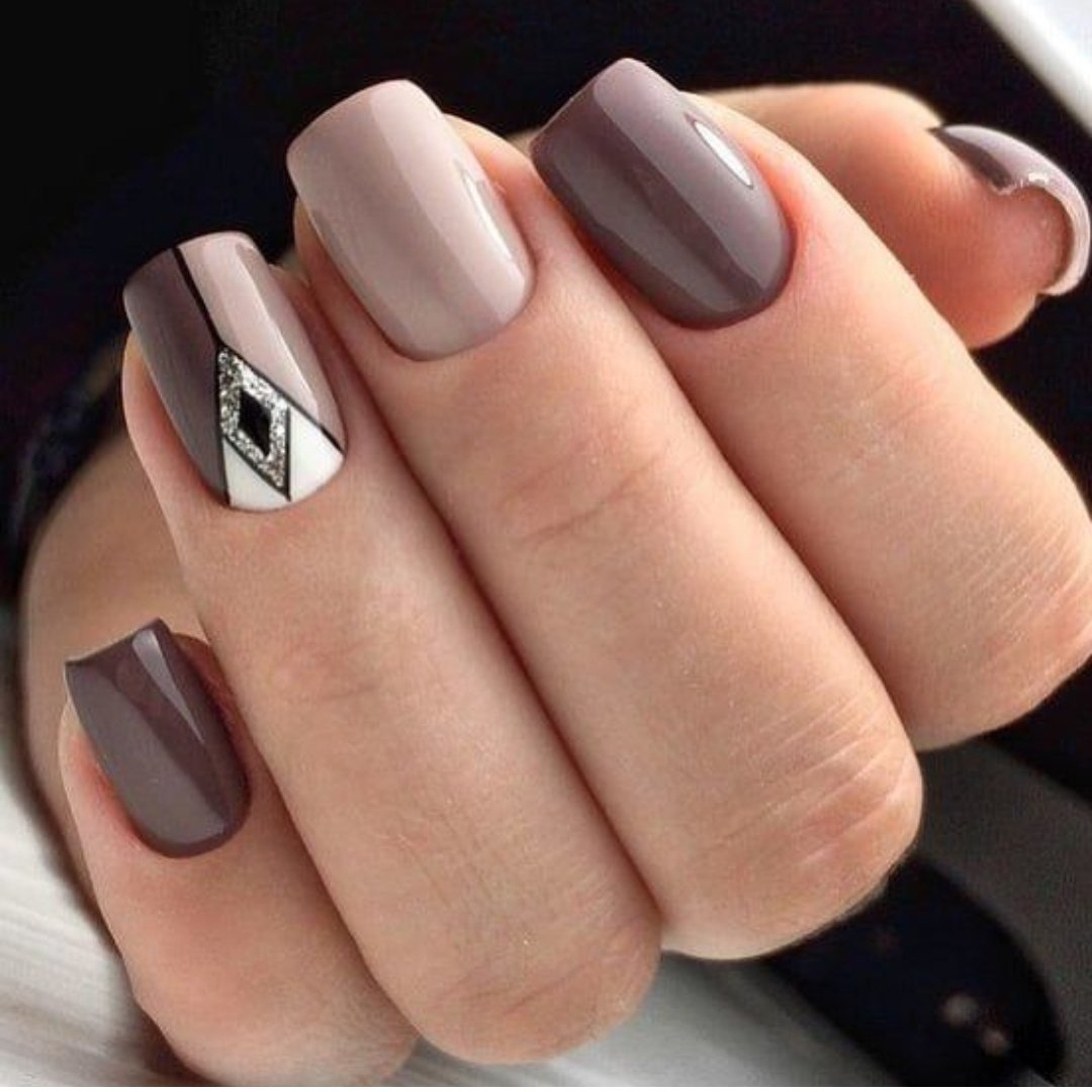Дизайн на квадратные ногти. Маникюр коричневый геометрия. Дизайн ногтей квадрат. Стильные квадратные ногти. Коричневый маникюр на квадратные ногти.