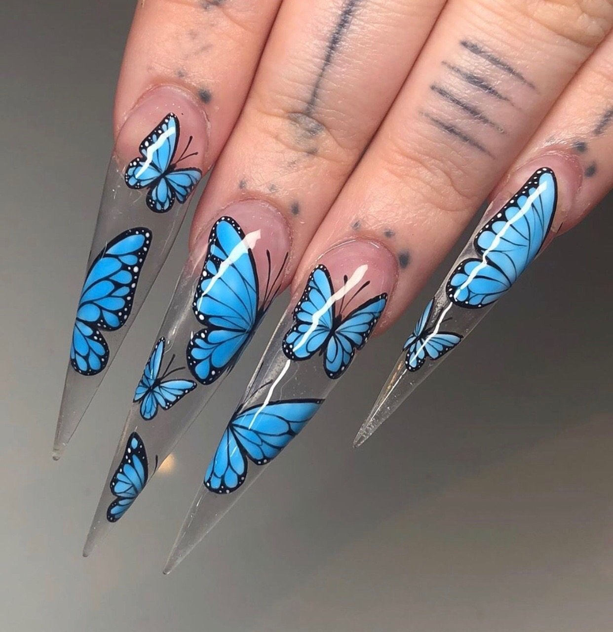 Длинные ногти с бабочками