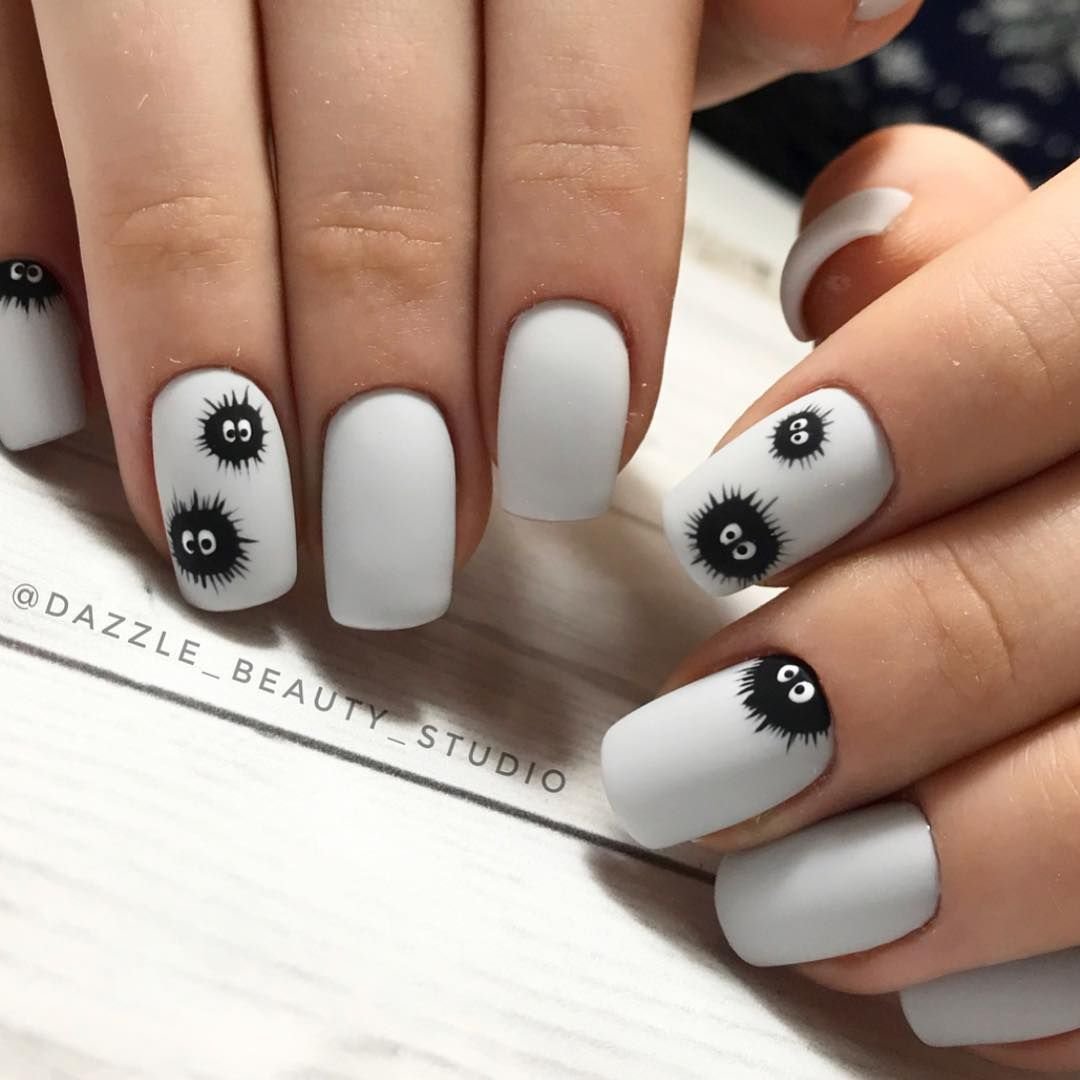 Дизайн белых ногтей с рисунком. Ногти черно белые. Маникюр белый с черным. Чëрно белые ногти. Красивые ногти черно белые.