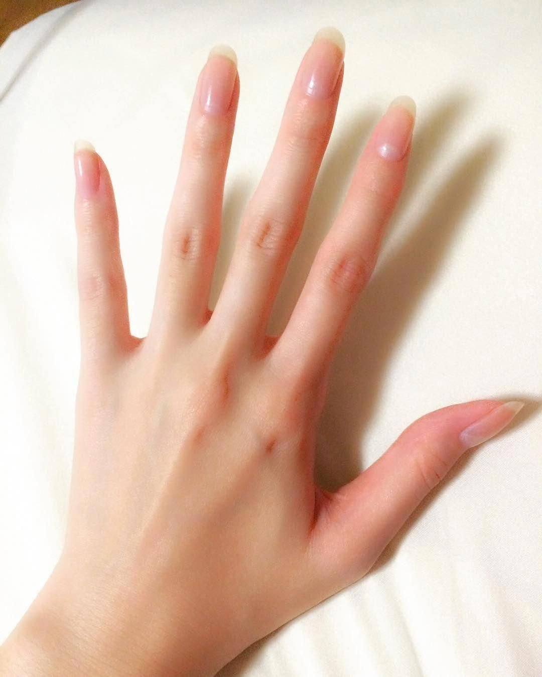 Тонкий пальчик. Ногти не накрашенные. Красивые ногти не накрашенные. Длинные ненакрашенные ногти. Ненакрашенные ногти на руках.