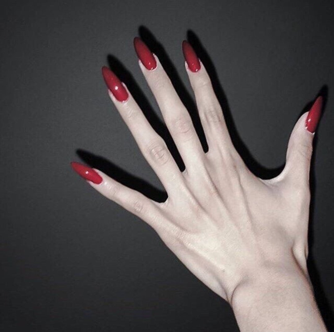 Маникюр одна черная другая. Готические ногти. Маникюр на длинные ногти. Готический маникюр на длинные. Длинные вампирские ногти.