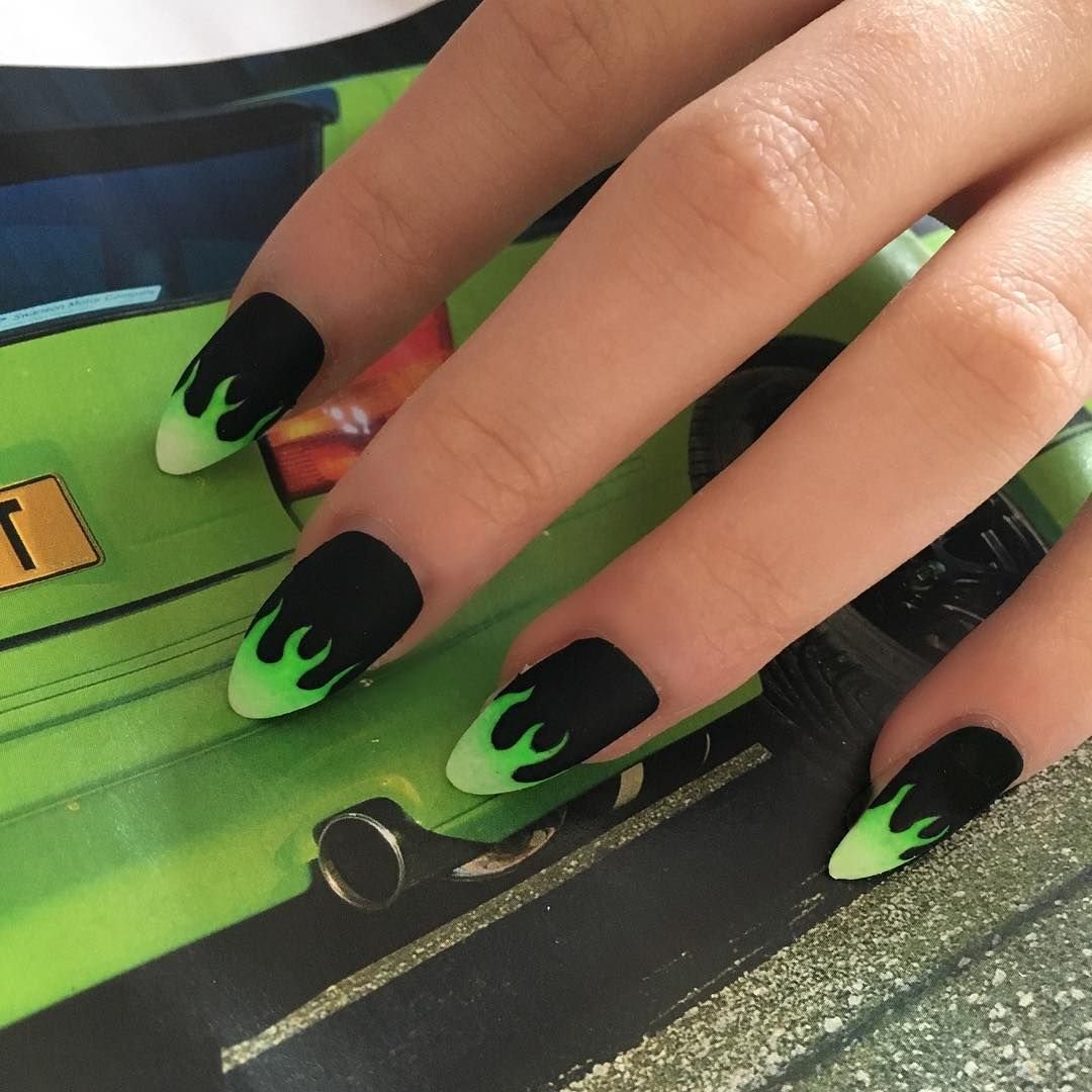 Ногти зеленые с черным