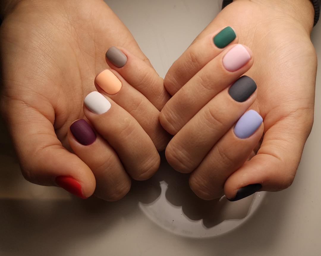 Цветной маникюр короткие ногти. Разноцветный маникюр. Маникюр с разными цветами. Ногти разных оттенков. Маникюр разноцветные ногти.