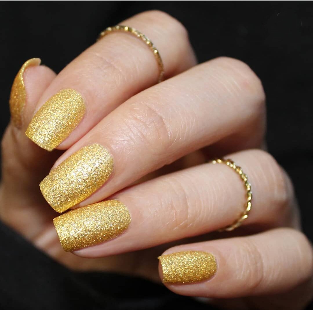 Дизайн ногтей золотом цвете