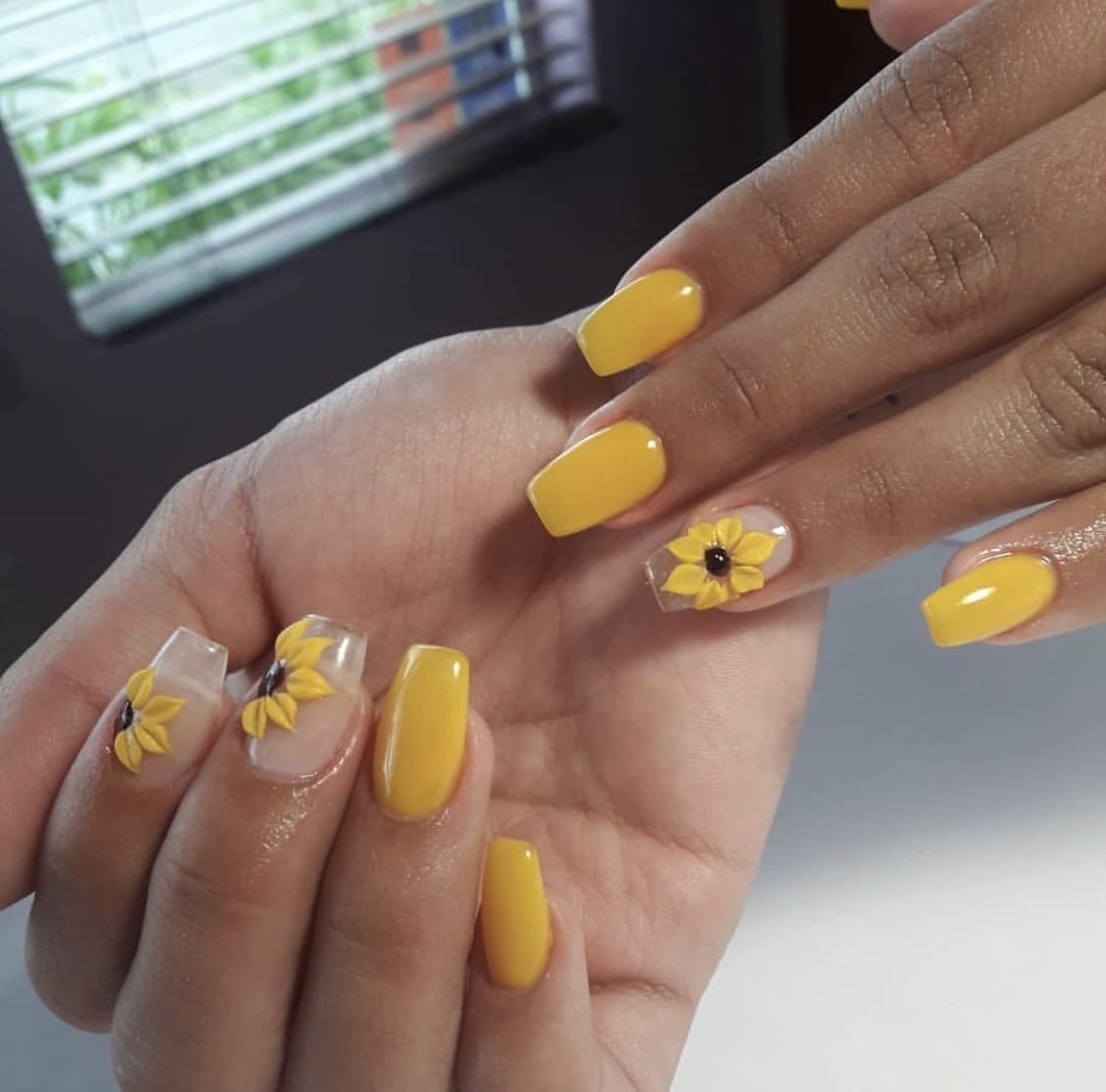 Маникюр квадратные ногти желтые с подсолнух