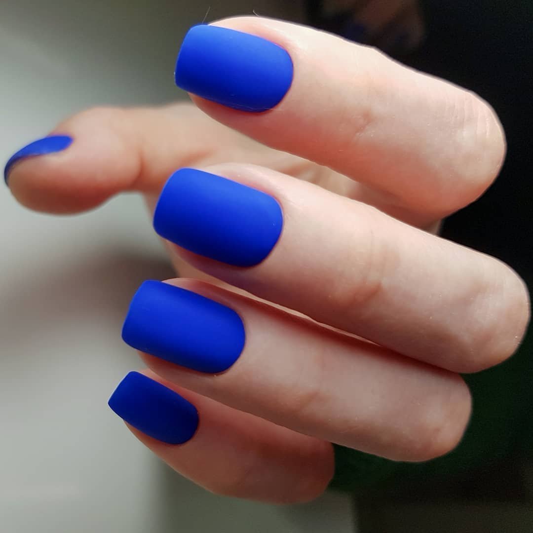 Синие ногти маникюр. Синие матовые ногти. Ярко синие ногти. Синие ногти однотонные.
