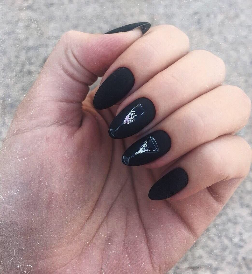 Средние черные ногти. Черный маникюр. Черные матовые ногти. Красивый черный маникюр. Черные короткие ногти.