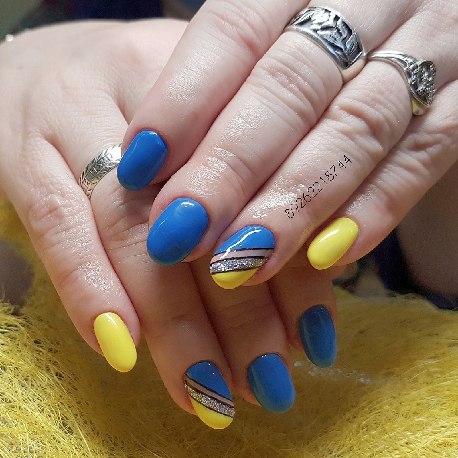 Маникюр жёлтый с синим и с серебром