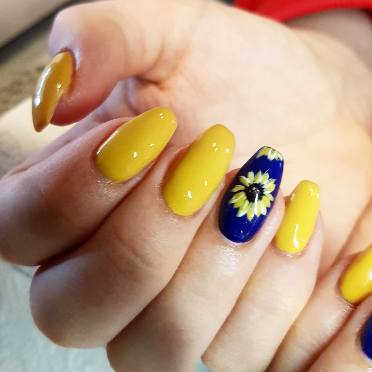 Синие ногти с желтым подсолнухом