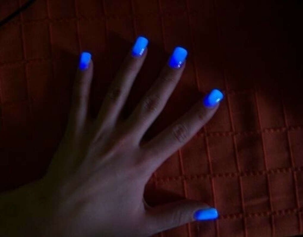 Синие светоотражающие ногти