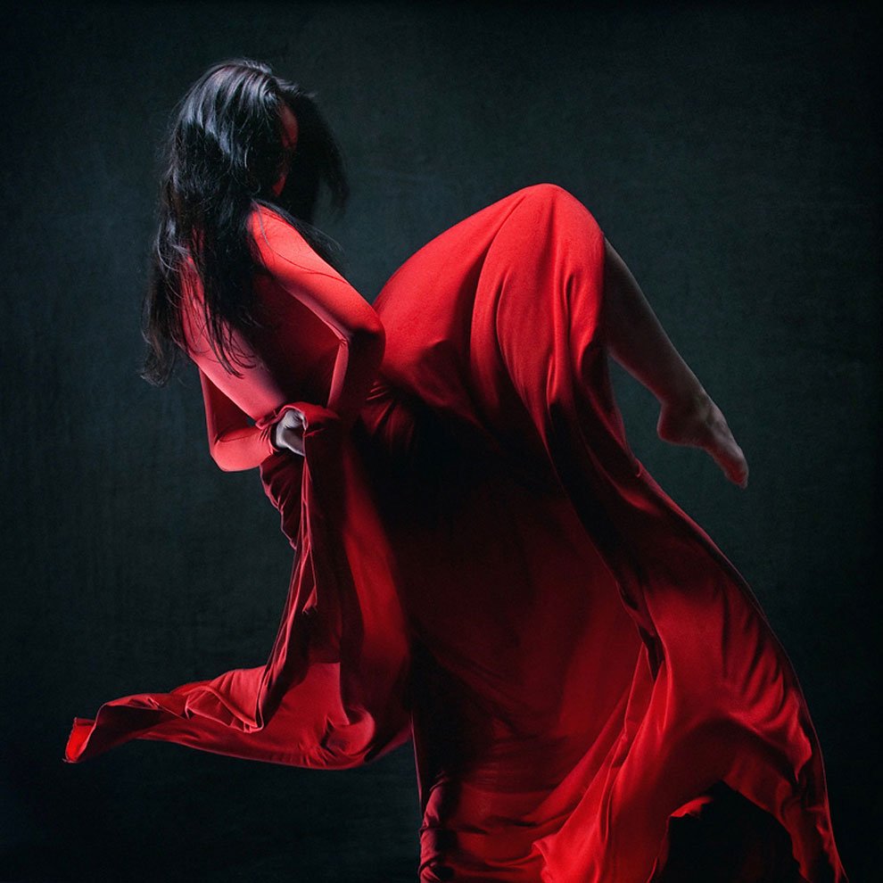 Страстные платья. Фотограф Vadim Stein. Девушка в Красном платье со спины. Девушка в Красном платье танцует.
