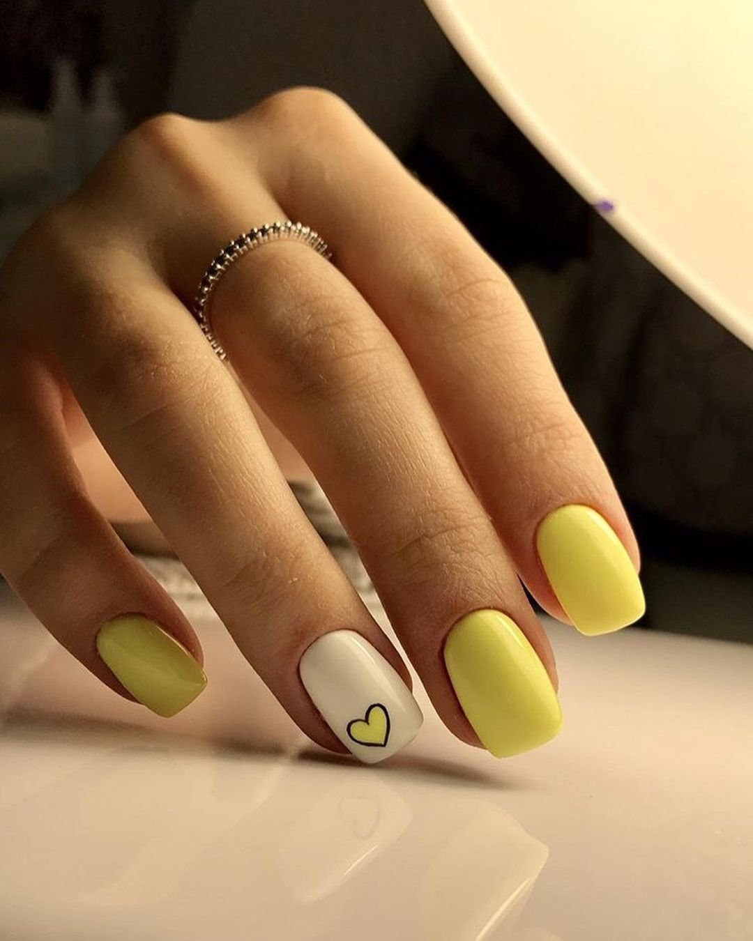 Лимонный дизайн ногтей. Желтый маникюр. Летний маникюр желтый. Маникюр желтого цвета летний. Маникюр шеллак желтый.