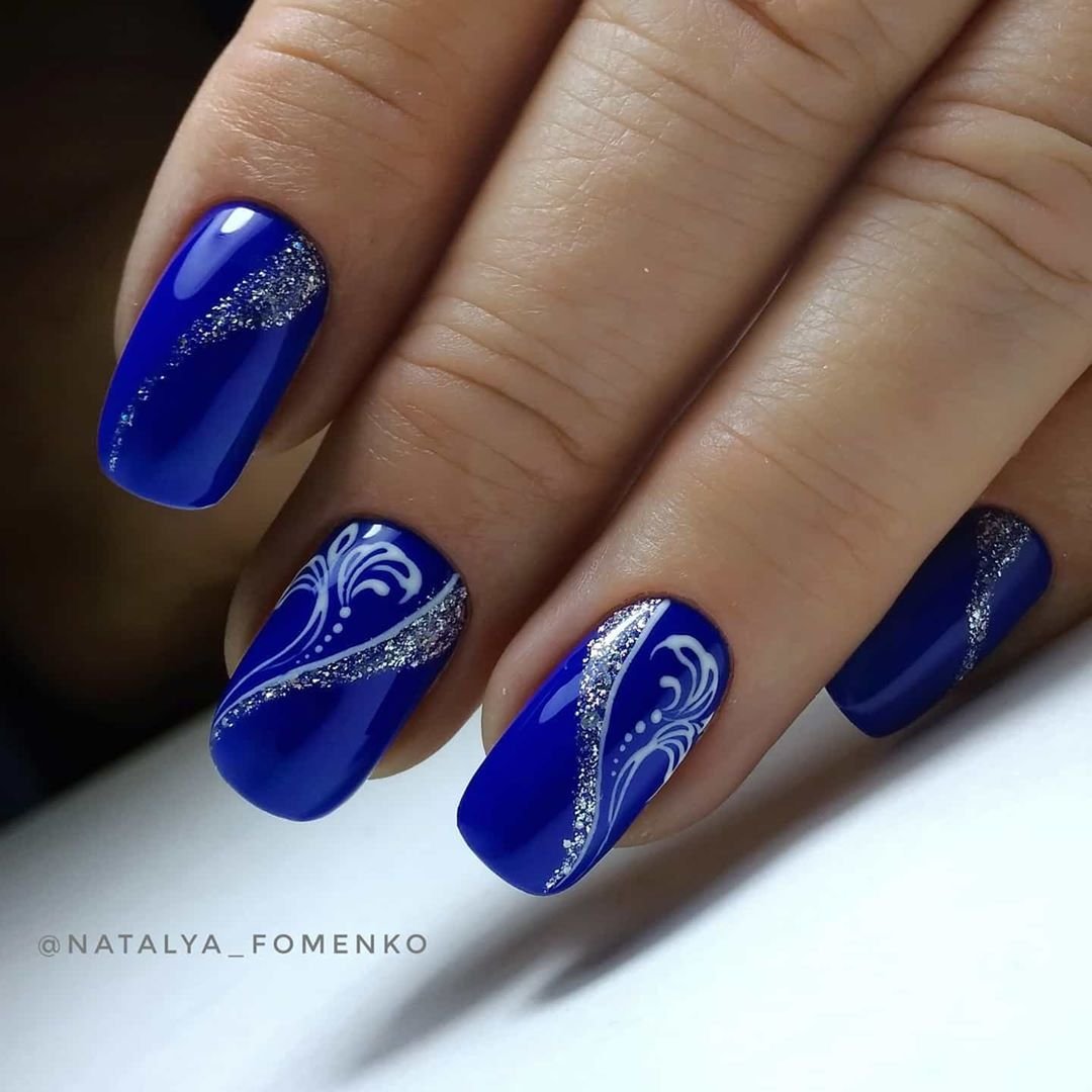 Синие вензеля на ногтях