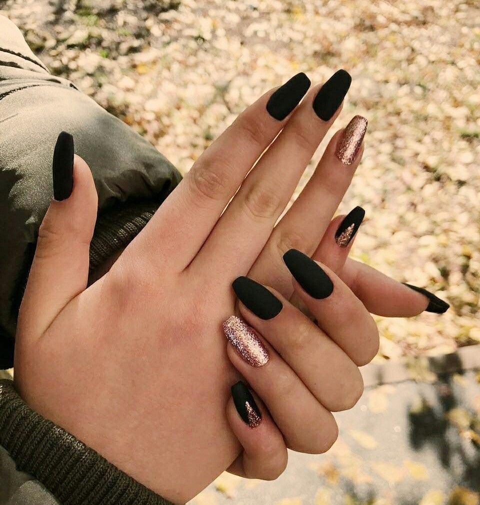 Маникюр одна черная другая. Черные матовые ногти. Темный маникюр на длинные ногти. Ногти однотонные черные. Черный маникюр однотонный.