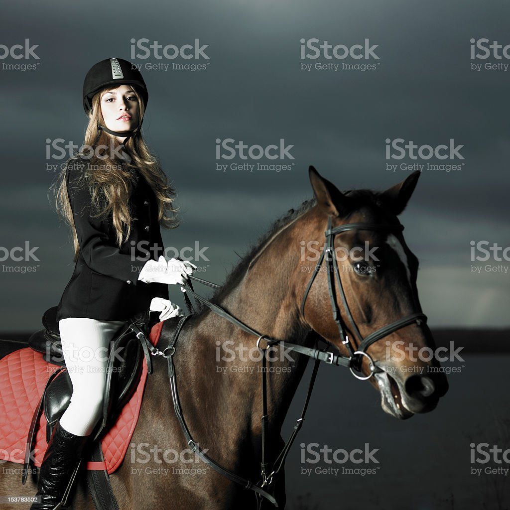 Транс наездник. Девушка жокей на лошади. Наездница с лошадью. Женщина жокей верхом на коне. Женщины наездницы на лошадях.