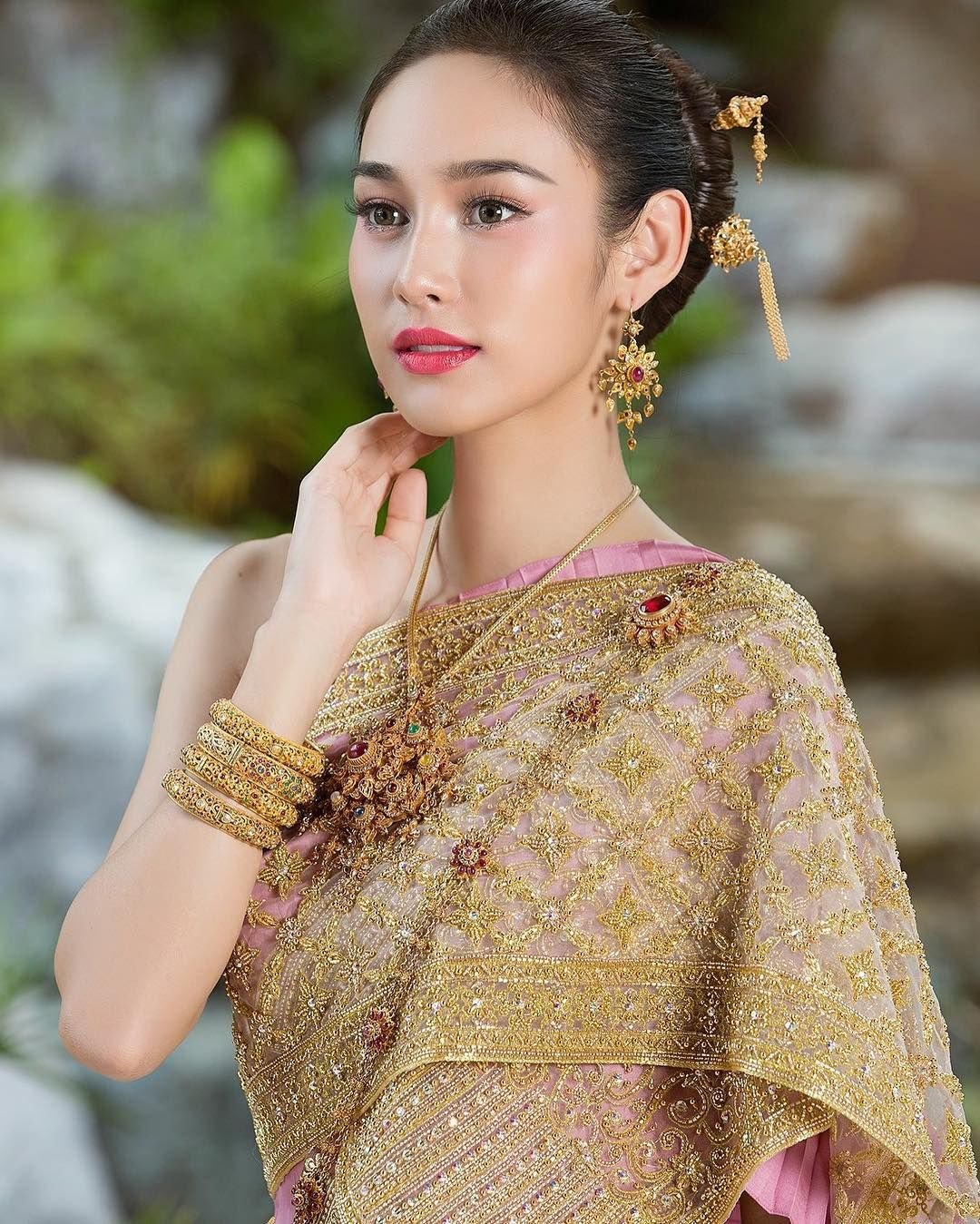 Женские тай. Тайланд девушки. Красивые тайские девушки. Красивые женщины Тайланда. Тайский наряд женский.