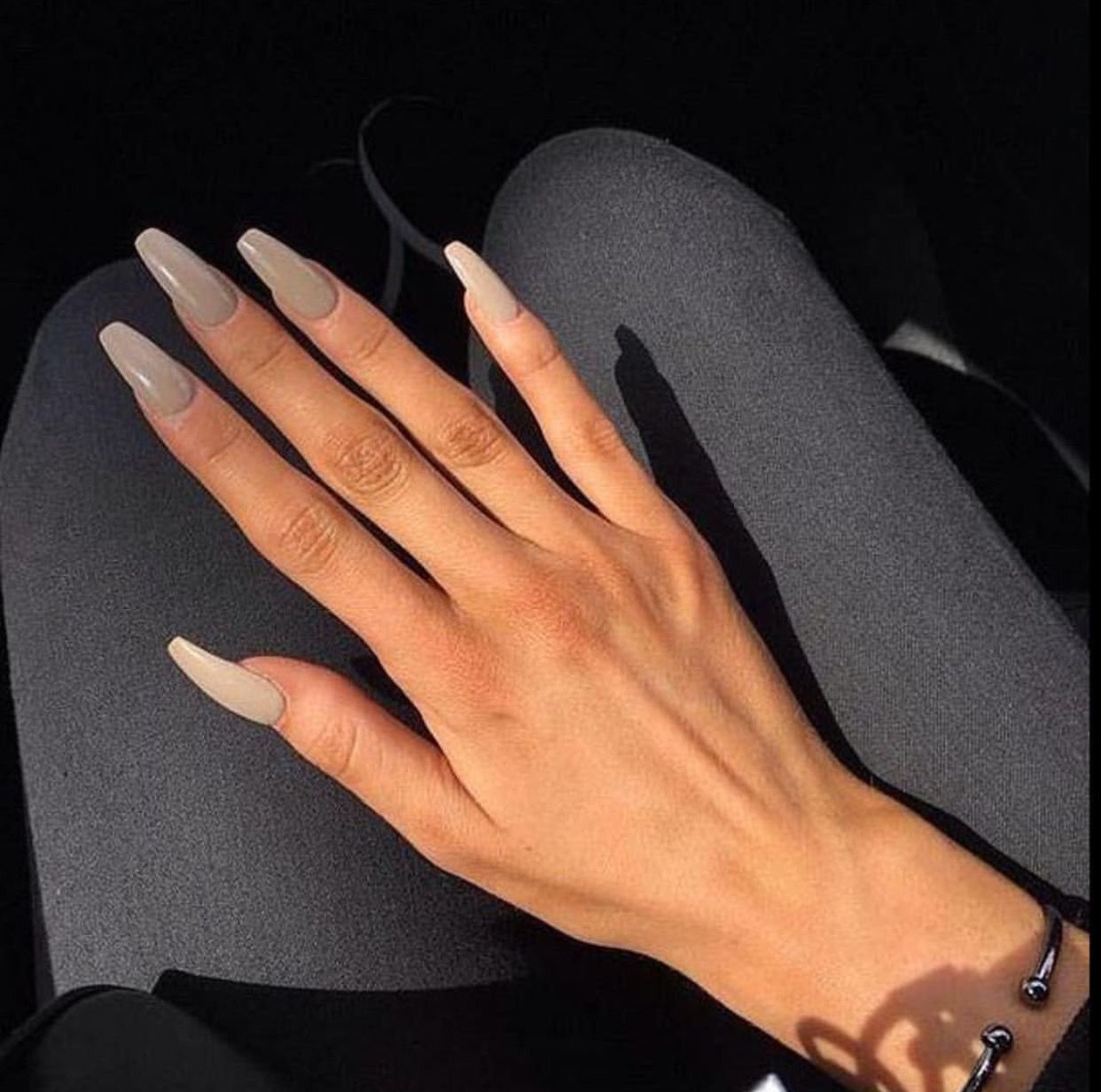 Левая рука темнее правой. Маникюр Виктории Бекхэм 2023. Красивый маникюр на длинные. Однотонный маникюр на длинные ногти. Красивые пальцы.