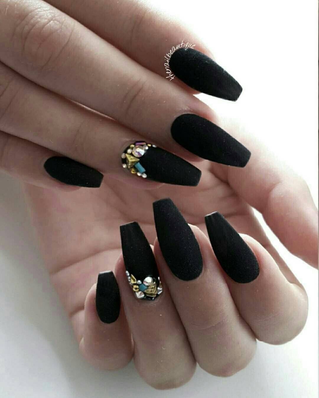 Черные ногти наращивание. Черные ногти. Нарощенные ногти черные. Красивые черные ногти. Красивый маникюр черного цвета.