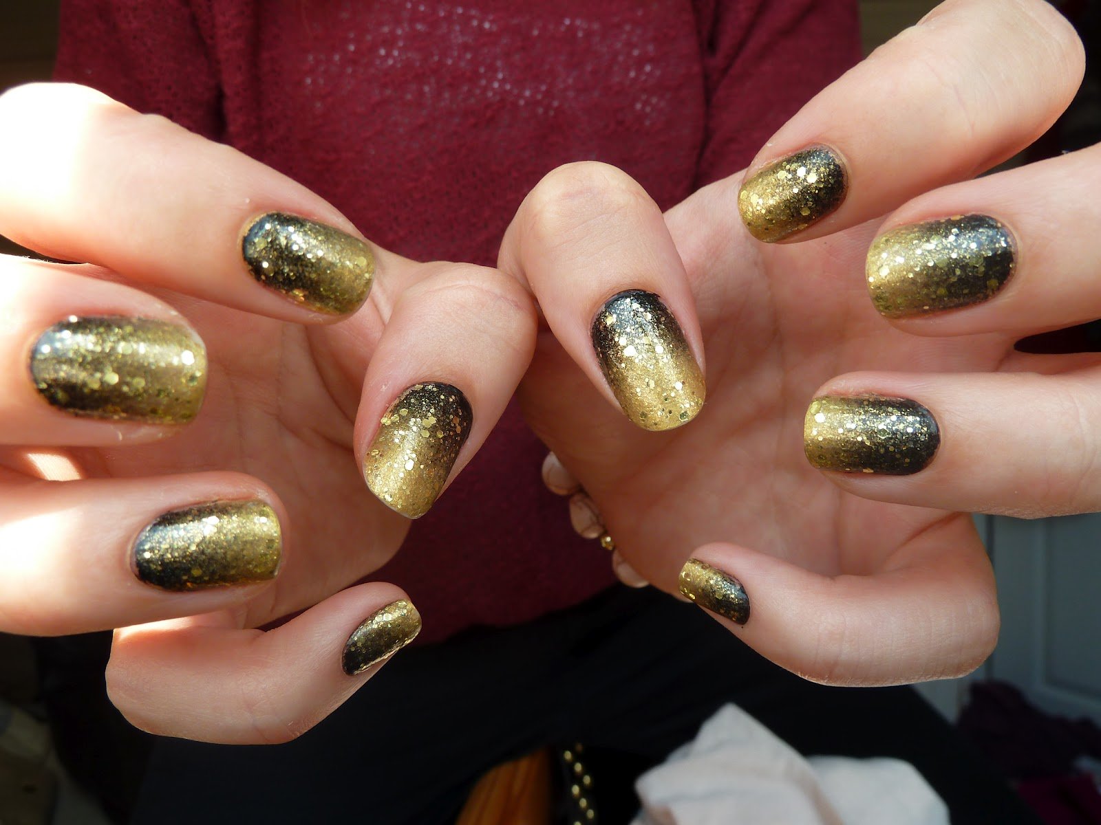Дизайн ногтей золотом цвете. Золотые ногти. Маникюр золото. Черно-золотой маникюр. Золотой маникюр.