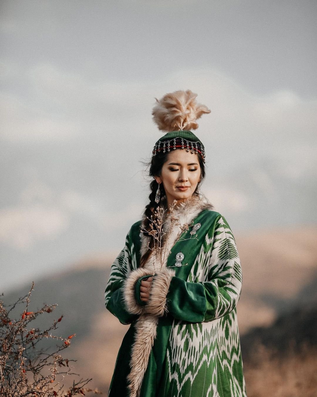 Kazakh traditional. Даниела Кудырбаева казашка. Национальная одежда казахов. Казахский костюм женский. Зимняя одежда казахов.