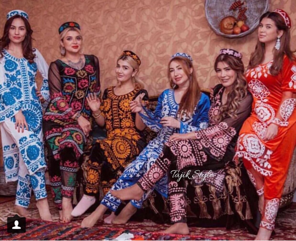 Цена таджикский. Национальная одежда Таджикистана чакан. Таджикское национальное платье чакан. Либоси атлас чакан. Таджикистан либоси Милли.