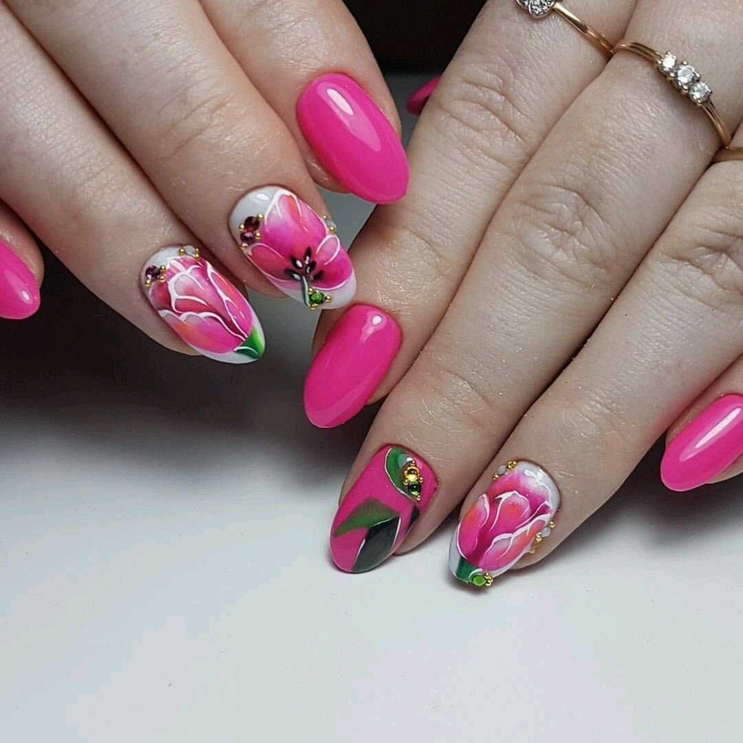 Тюльпаны на ногтях дизайн. Яркие весенние ногти. Тюльпаны на ногтях. Маникюр с тюльпанами. Весенний маникюр с тюльпанами.
