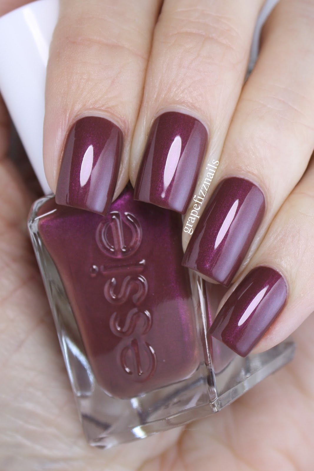 Essie брусничный