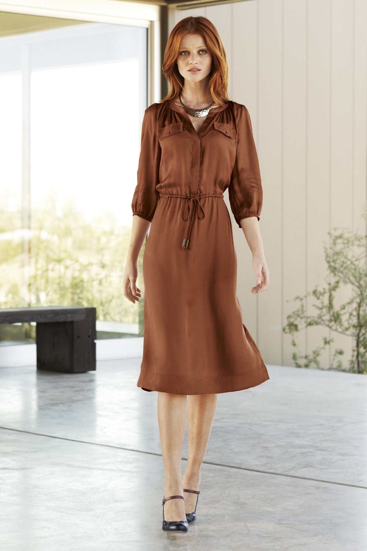Женская коричневая платья. Шелковая платья с длинным рукавой. Платье коричневое. Стильное коричневое платье. Коричневое атласное платье.
