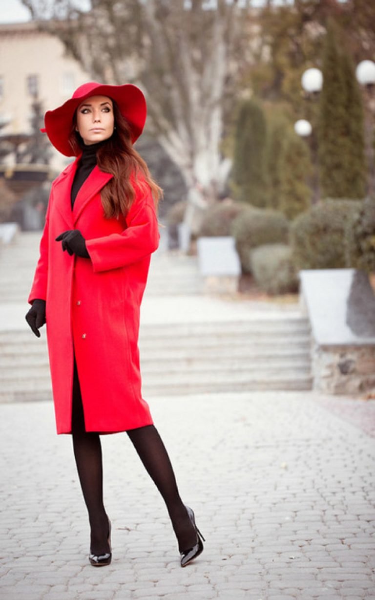 Женщина в пальто дома. Красное пальто. Девушка в Красном пальто. Девушка в пальто и шляпе. Стильное красное пальто.
