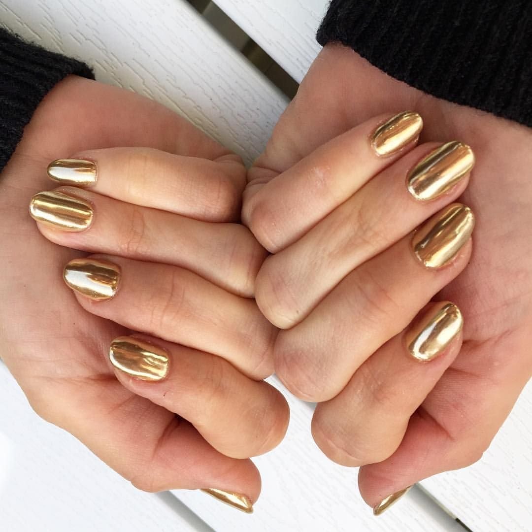 Дизайн ногтей золотом цвете. Золотые ногти. Золотой маникюр. Маникюр золото металлик. Маникюр с золотистым цветом.