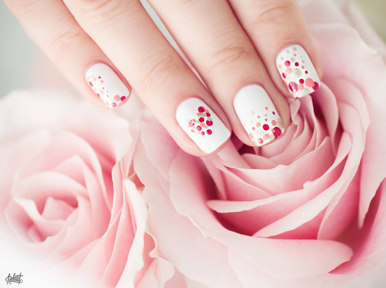 Нежный весенний маникюр для женщин. Ногти с цветочками. Нежный розовый маникюр с цветами. Розовые ногти с цветочками.