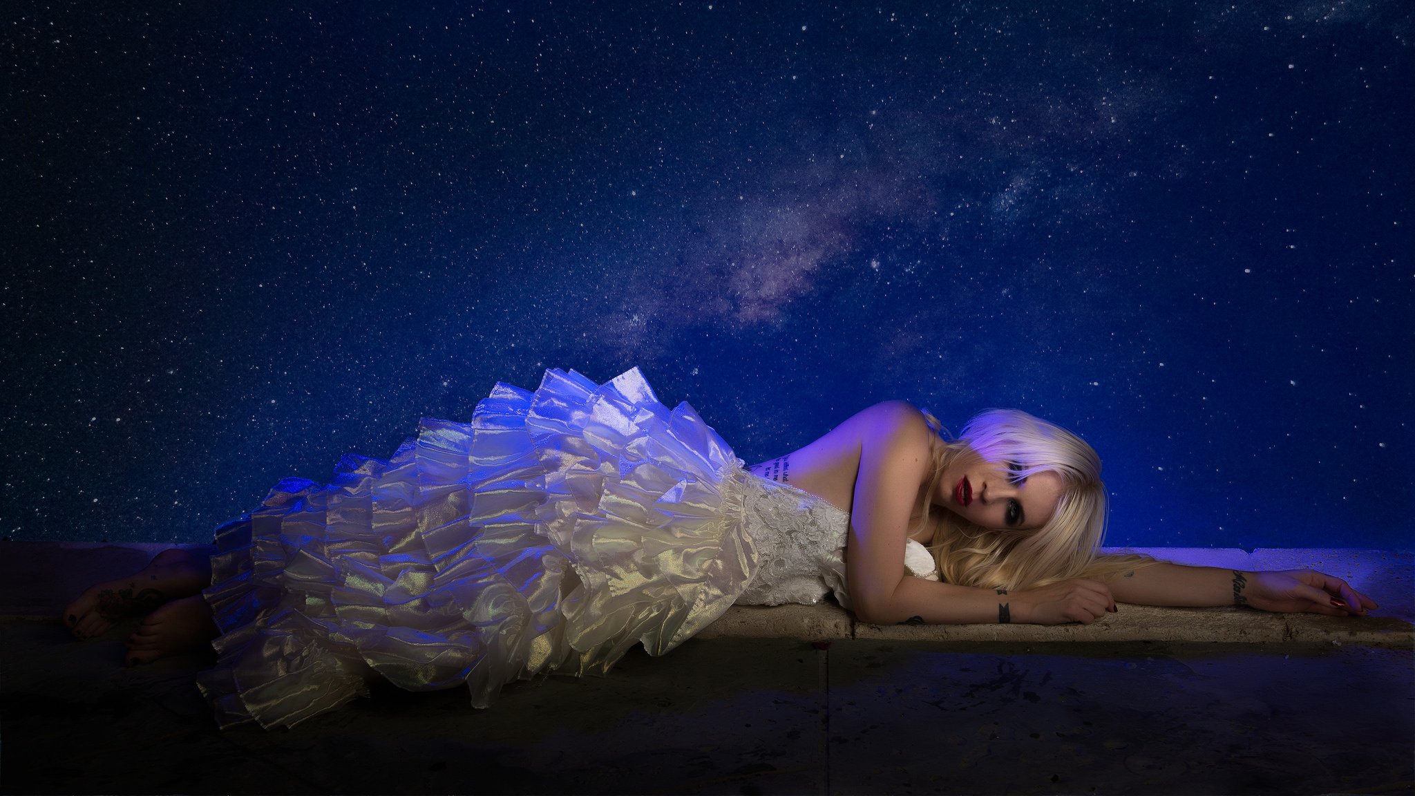 Night blonde. Звездная девушка. Девушка и звездное небо. Блондинка на фоне звездного неба. Платье звездное небо.