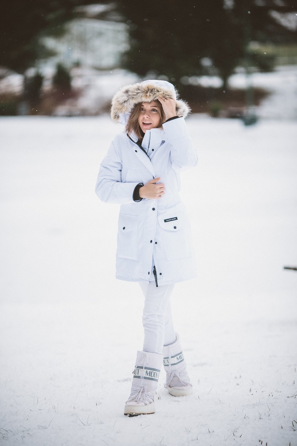 Гуляем с белой. Ботинки Канада Гус. Зимний образ для девушки. Девушка в белой куртке. Образы с белым пуховиком.