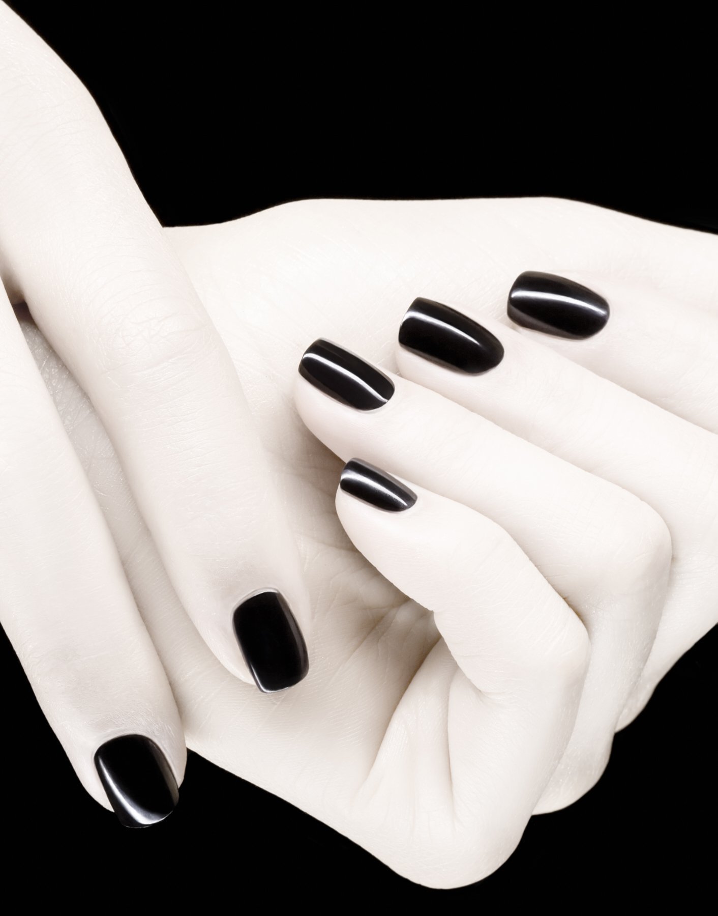 Black fingernails перевод. Черные ногти. Черно белый маникюр. Маникюр белый с черным. Маникюр черно.