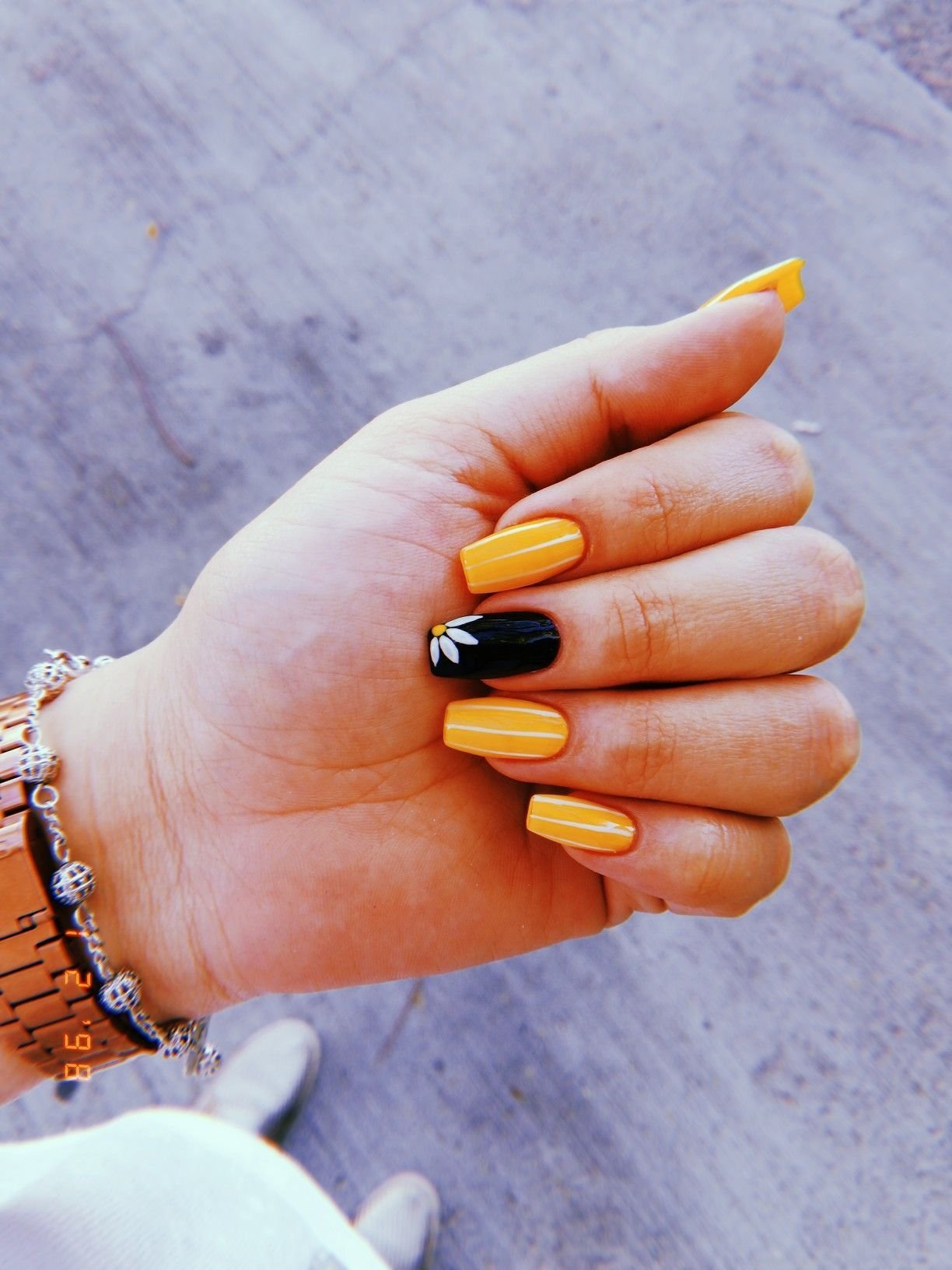 Маникюр жёлтый с чёрным на длинные ногти