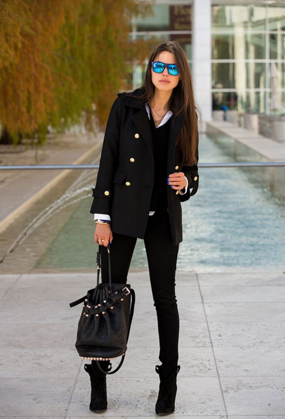 Короткое пальто женское с чем носить. Тотал Блэк Кэжуал стиль. Черное пальто. Стильные образы с черным пальто. Стильные образы для женщин.