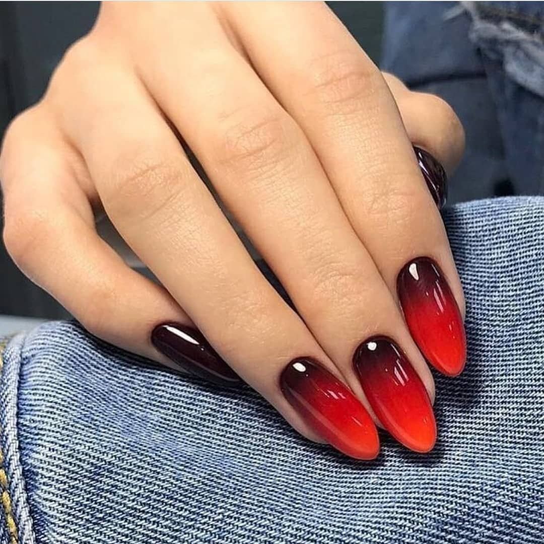 Красный маникюр градиент на миндалевидные ногти